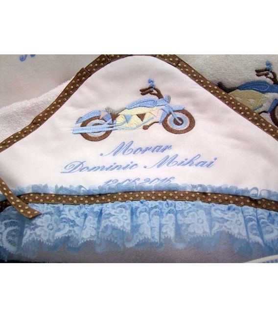 Prim plan capison cu broderia cu motocicleta
