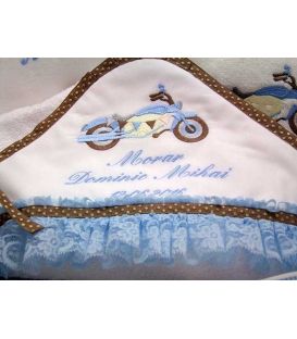 Prim plan capison cu broderia cu motocicleta