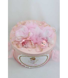 Capac decorat cu tull si alte decoratiuni pentru trusoul complet