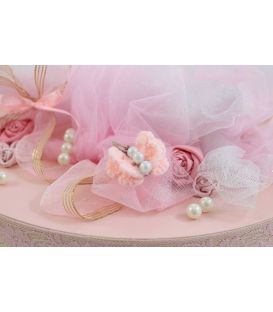 Decoratiuni cu tull pe roz plasate pe capacul cutiei pentru botez