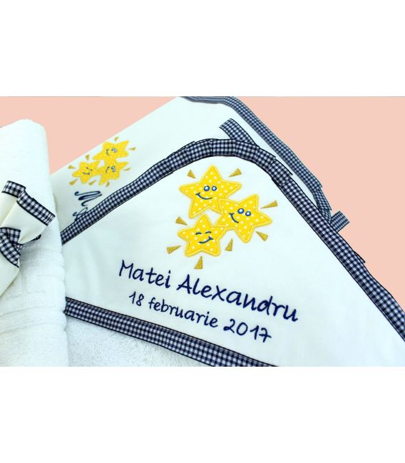 Detaliu trusou cu broderie si sticluta de mir