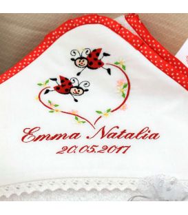 prim plan capison din prosopul bebelusului pentru trusou botez 