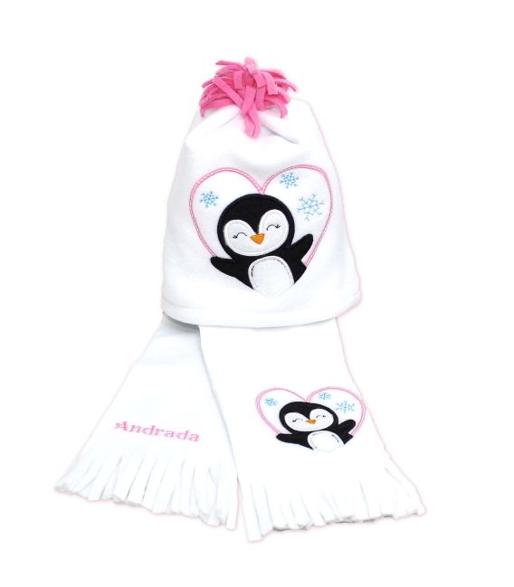Fular plus caciula personalizate cu broderie pinguin din polar culoare alba