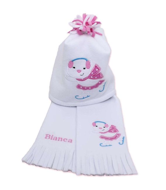 Caciula si fular fetite personalizate cu broderie patinator din polar culoare alba