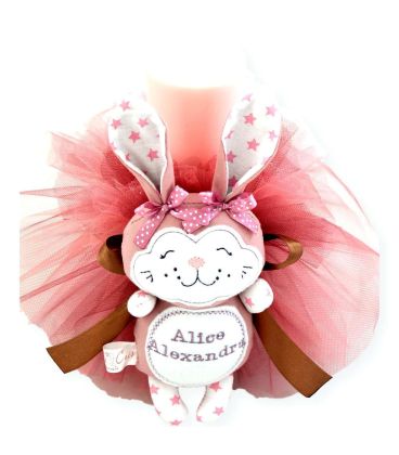 Iepuras handmade pe lumanarea de botez prim plan