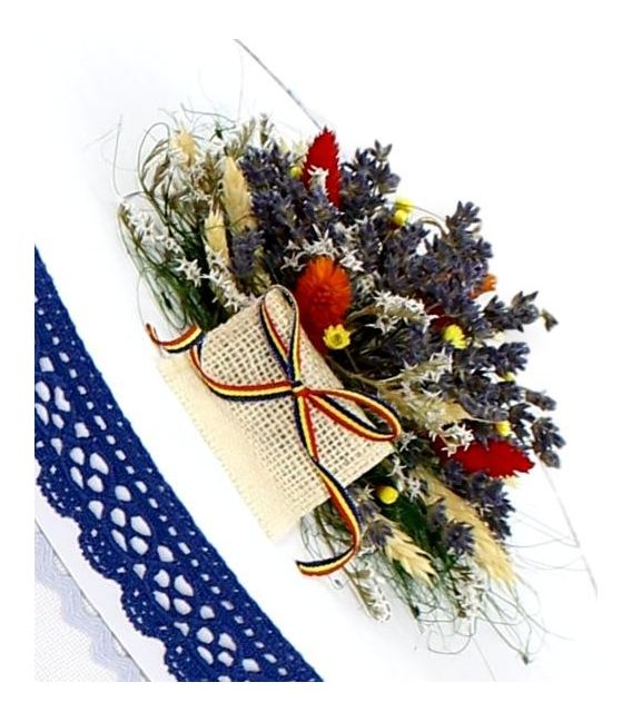 Capac de cutie trusou botez decorata cu flori uscate stabilizate