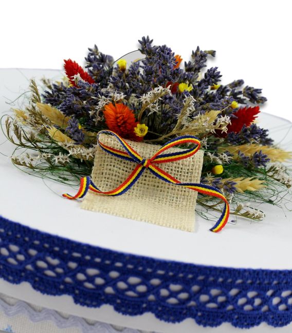 Decoratiunea cu flori uscate pe cutia de trusou botez