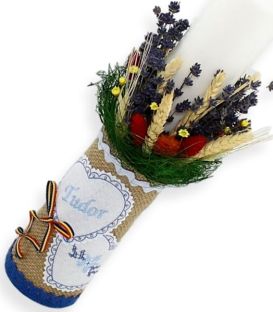 Lumanare botez traditionala scurta imbracata in panza de sac cu inimioare personalizate si flori uscate stabilizate