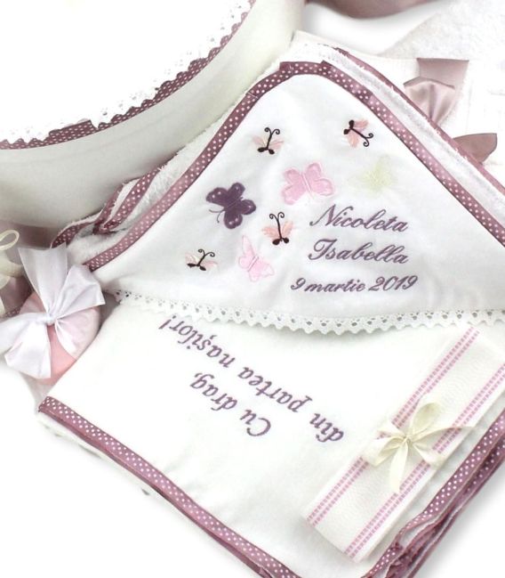 Trusou botez fete si cutie alegerea nasilor fluturasi pudrati