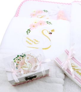 Trusou botez personalizat fetite cutie rotunda inclusa Lebada aurie