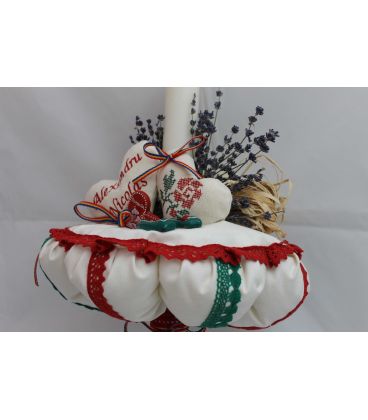 Decoratiunile si lavanda  de pe lumanarea de botez traditionala