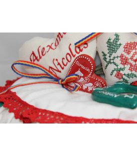 Inimioara brodata si opincute din ceramica pe lumanare de botez traditionala