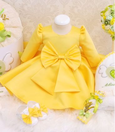 Prim plan rochita botez galbena din tafta si bumbac cu fundita