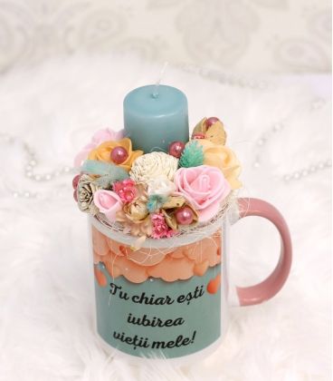 Cana personalizata cu mesaj aranjament floral si lumanare mint