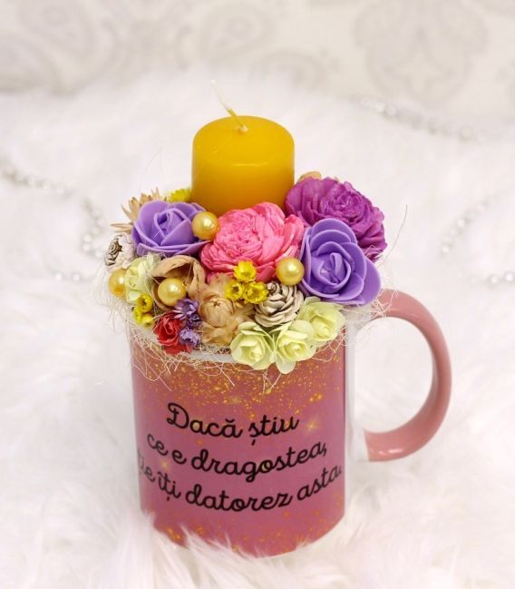 Cana personalizata cu aranjament floral si lumanare