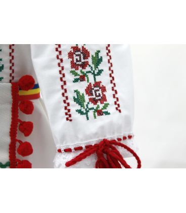 Detaliu broderie pe maneca pentru costumasul traditional de botez Florica
