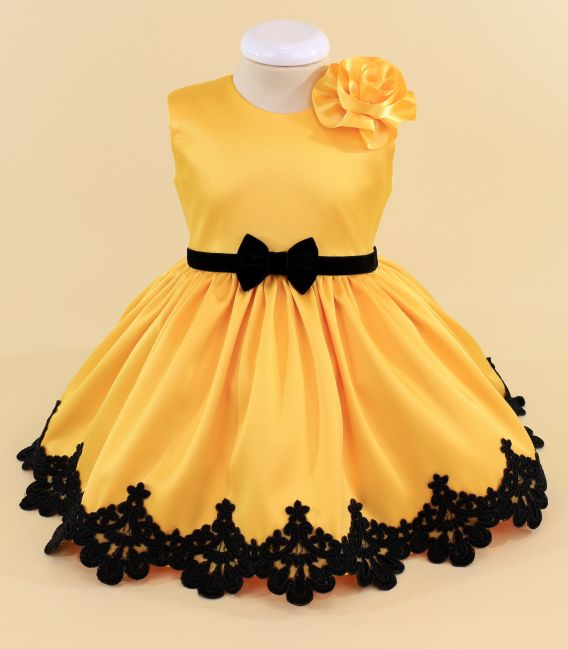 Trusou botez cu rochita cu dantela si lumanare cu flori printesa