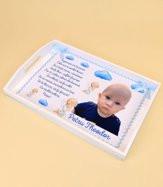 Tavita baiat mot prim plan fara accesorii