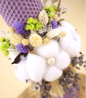 Lumanare botez tip fagure de culoare mov cu flori de bumbac model 2024