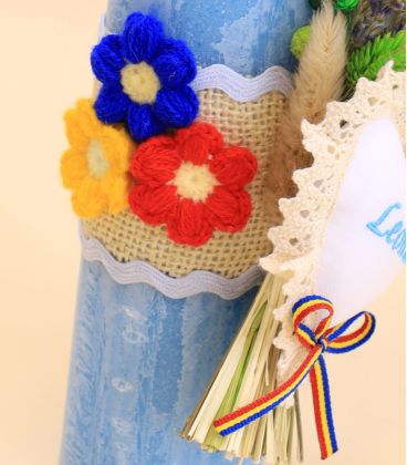 Lumanare botez cu flori uscate si inimioara brodata culoare albastra