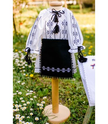 Poza de costum traditional fete realizata in natura