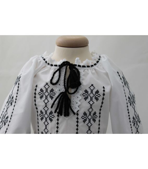 Prim plan broderie punct in cruciulita la costumul de botez