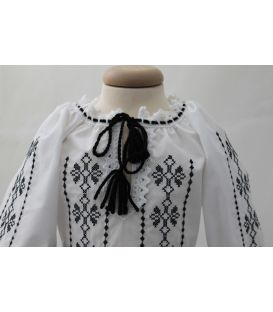Prim plan broderie punct in cruciulita la costumul de botez