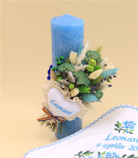 Lumanare botez traditionala parafina albastra decorata cu flori uscate