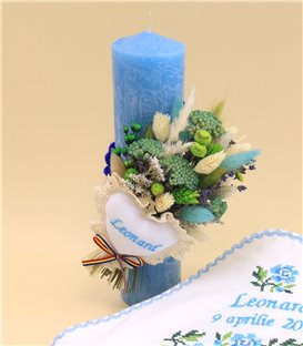 Lumanare botez traditionala parafina albastra decorata cu flori uscate