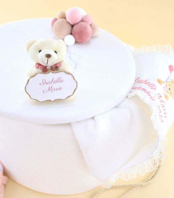 Cutie trusou botez imbracata in catifea, alba, ursulet cu gheme, personalizata cu nume