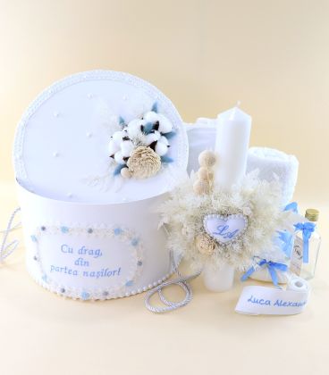 Trusou complet botez băiat,14 piese, personalizat alb-bleu, cu lumânare și ținută elegantă de vară