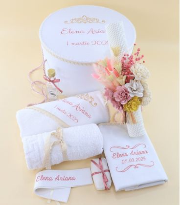 Trusou de botez personalizat, fetiță, 13 piese - alb și roz pudră, cu rochiță de vară și lumânare decorată