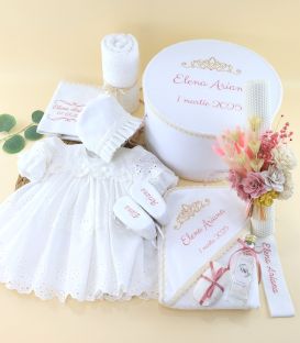 Trusou de botez personalizat, fetiță, 13 piese - alb și roz pudră, cu rochiță de vară și lumânare decorată