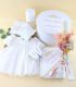 Trusou de botez personalizat, fetiță, 13 piese - alb și roz pudră, cu rochiță de vară și lumânare decorată
