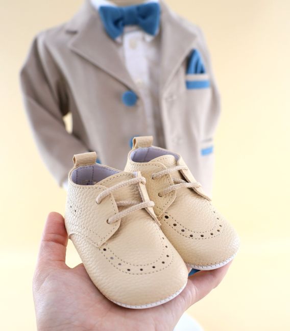 Pantofiori în prim-plan + costumas fundal