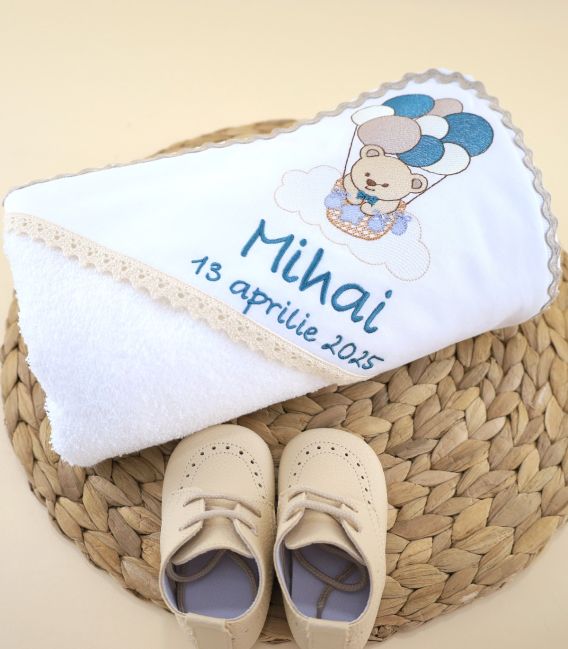 Trusou botez baiat cu prosop brodat, fașă, sticluță, personalizat cu nume si data