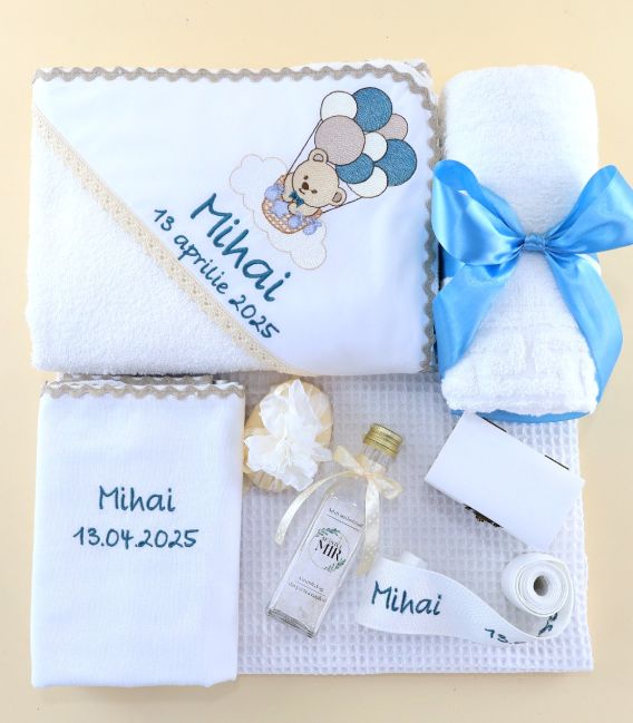 Trusou complet botez băieți, 14 piese, ursuleț cu baloane, ținută crem și albastru