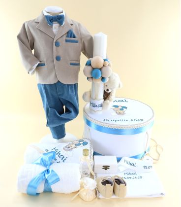 Trusou complet botez băieți, 14 piese, ursuleț cu baloane, costumas crem și albastru