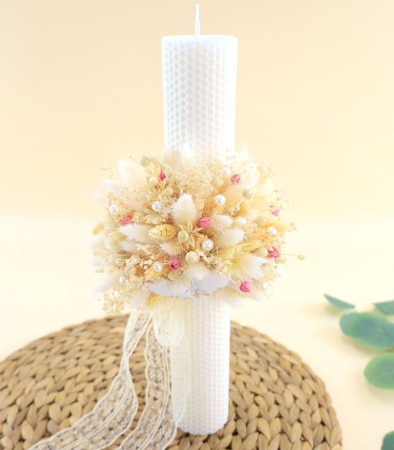 Lumânare de botez pentru fetițe, realizată din ceară naturală hexagonală, decor floral cu spice, flori uscate roz și dantelă ivo