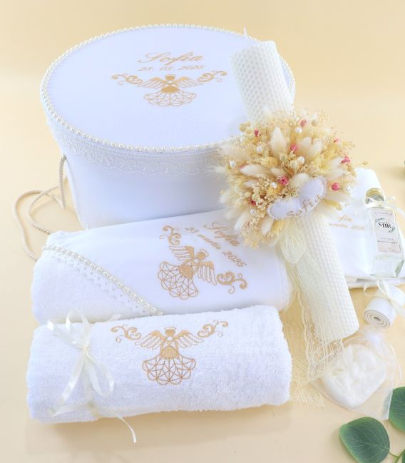 Set trusou botez pentru fetiță cu temă îngeraș, cu prosop alb brodat, pânză de mir personalizată, lumânare din ceară naturală de