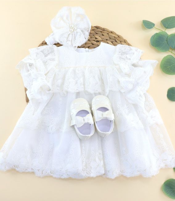 Rochiță de botez ivoire pentru fetiță, confecționată din tulle și dantelă cu inimioare, însoțită de bentiță cu perlă și pantofio