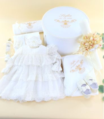 Trusou complet botez fetiță cu rochiță ivoire din dantelă, cutie rotundă brodată cu nume, lumânare decorată cu flori uscate, pro