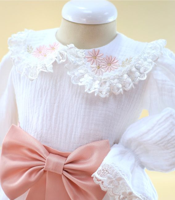 Trusou complet fete, 15 piese - rochita muselina,u lumanare, cutie, paltonas, broderi lebada