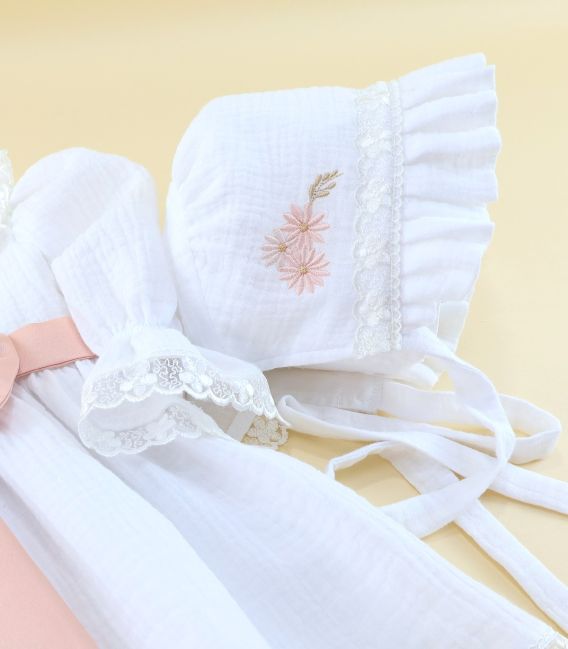 Trusou complet fete, 15 piese - rochita muselina,u lumanare, cutie, paltonas, broderi lebada
