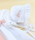 Trusou complet fete, 15 piese - rochita muselina,u lumanare, cutie, paltonas, broderi lebada