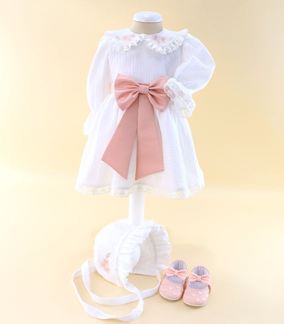 Trusou complet fete, 15 piese - rochita muselina,u lumanare, cutie, paltonas, broderi lebada