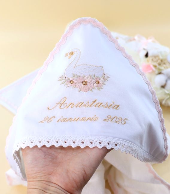 Trusou complet fete, 15 piese - rochita muselina,u lumanare, cutie, paltonas, broderi lebada