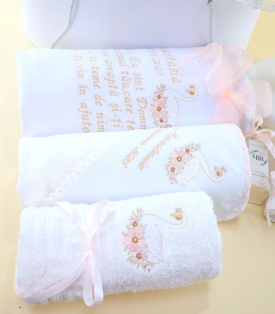 Trusou complet fete, 15 piese - rochita muselina,u lumanare, cutie, paltonas, broderi lebada