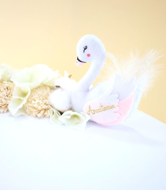 Trusou complet fete, 15 piese - rochita muselina,u lumanare, cutie, paltonas, broderi lebada