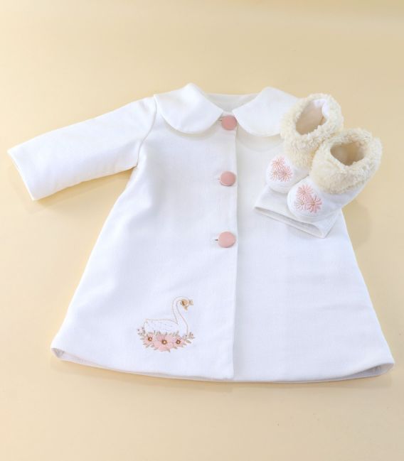 Trusou complet fete, 15 piese - rochita muselina,u lumanare, cutie, paltonas, broderi lebada